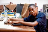  Der zwölfjährige Steve aus Kamerun lernt an der CBM-geförderten Schule Promhandicam die Braille-Schrift.