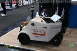 Autonomer Schlepper AMR 10 von Infosys. Zieht bis zu 3 Tonnen Last per Laser-Navi
