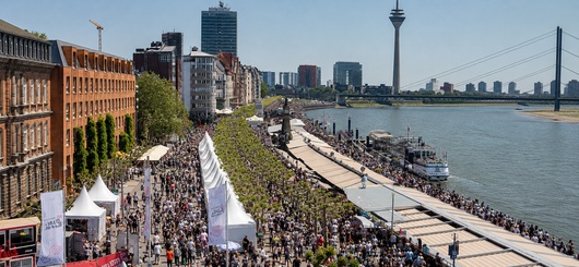 Der Japan-Tag Düsseldorf lockte bei sommerlichen Temperaturen rund 700.000 Besucher an die Rheinuferpromenade.