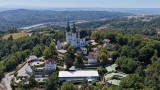 It overlooks the city of Linz.