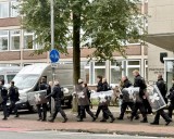 Polizeikräfte mit Schutzschilden sichern die Innenstadt während des NRW-Tages.