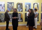 Die Kuratorinnen vor den jüdischen Portraits